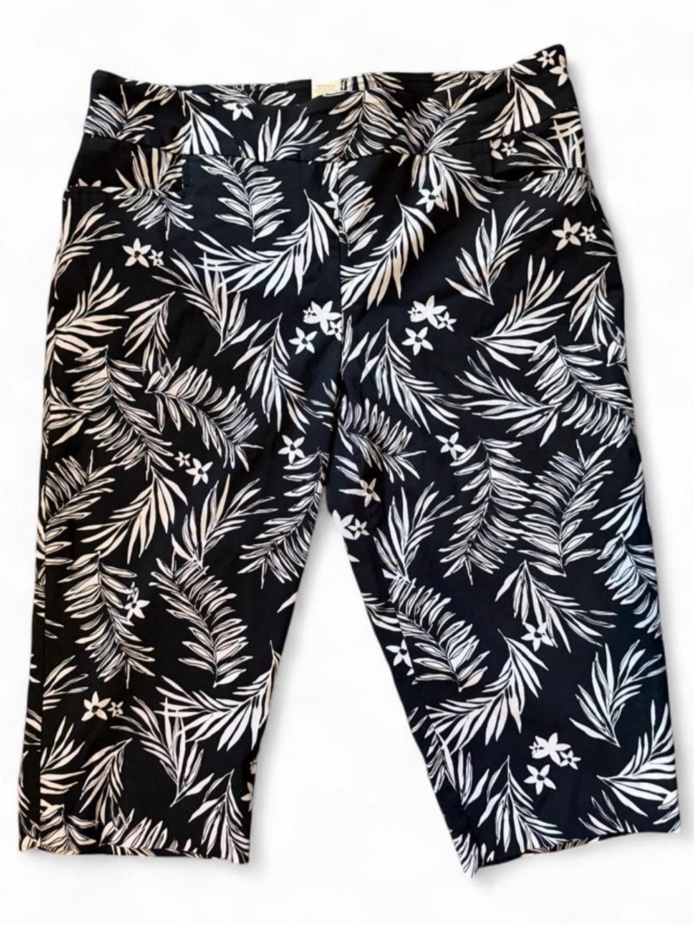Terra & Sky Black and White Leaf-Print Bermuda Shorts